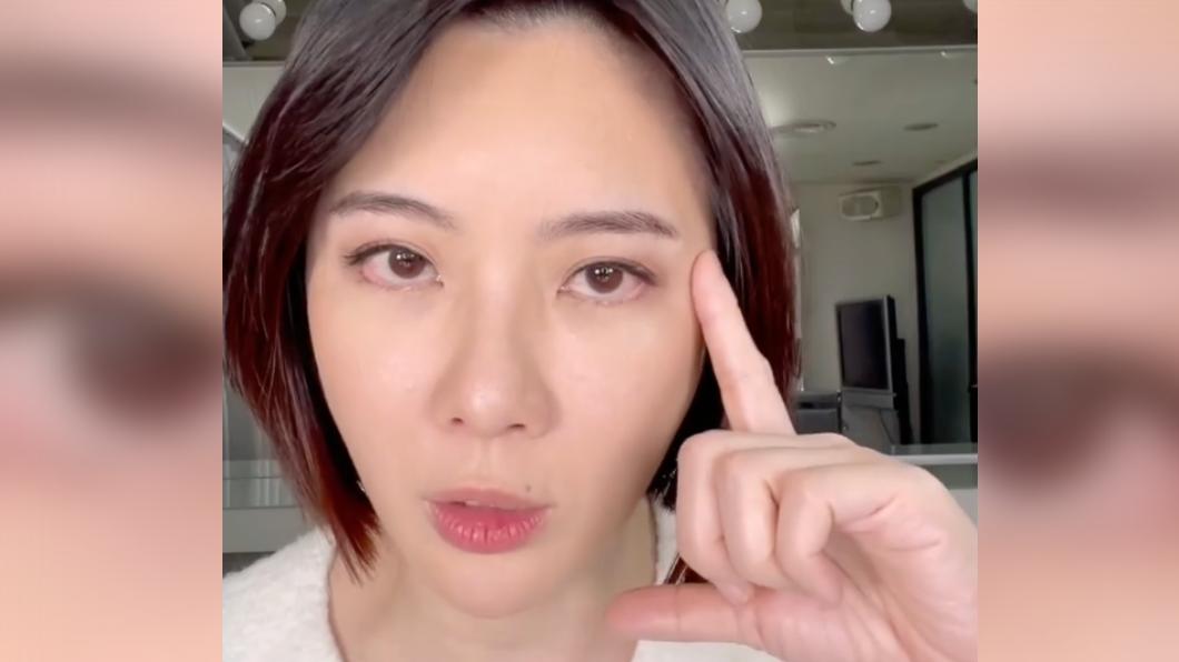 很多人眉毛兩邊的骨骼不對稱,常常找不到眉峰眉尾的正確位置。(圖/翻攝自游絲棋IG)