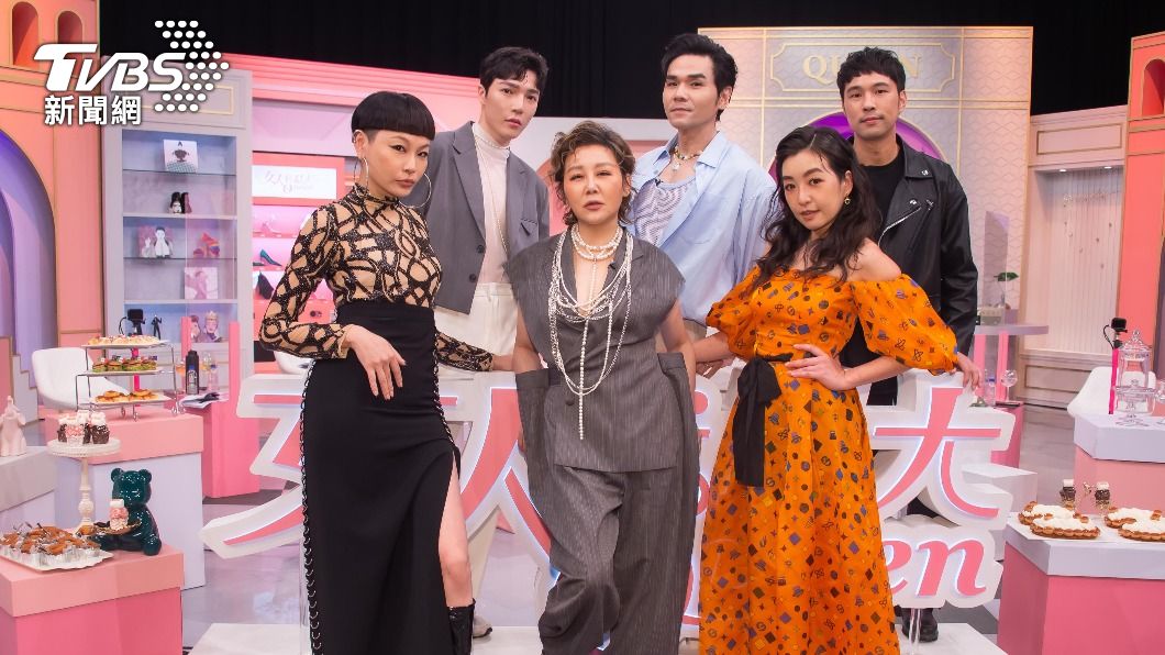 Judy(前排左起)、藍心湄、路嘉怡、Ryan(後排左起)、Kevin和陳威全點評造型。(圖/TVBS)