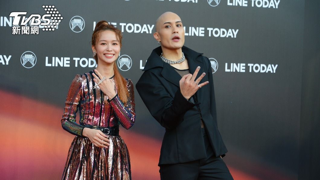 陳明珠(左)與黃宣合作金曲紅毯主持人。(圖/許方正攝)