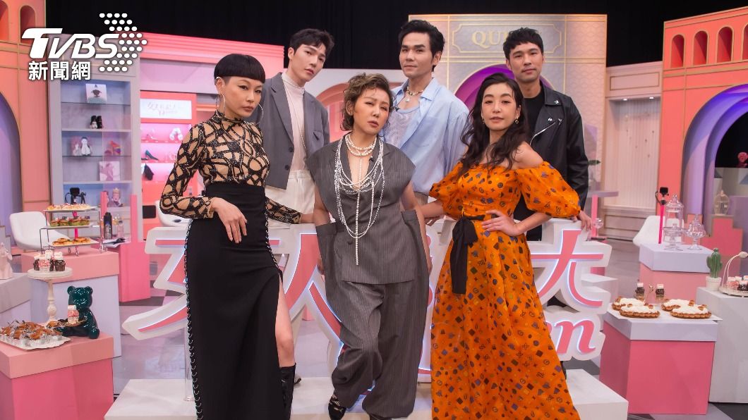 Judy(前排左起)、藍心湄、路嘉怡、Ryan(後排左起)、Kevin和陳威全點評造型。(圖/TVBS)