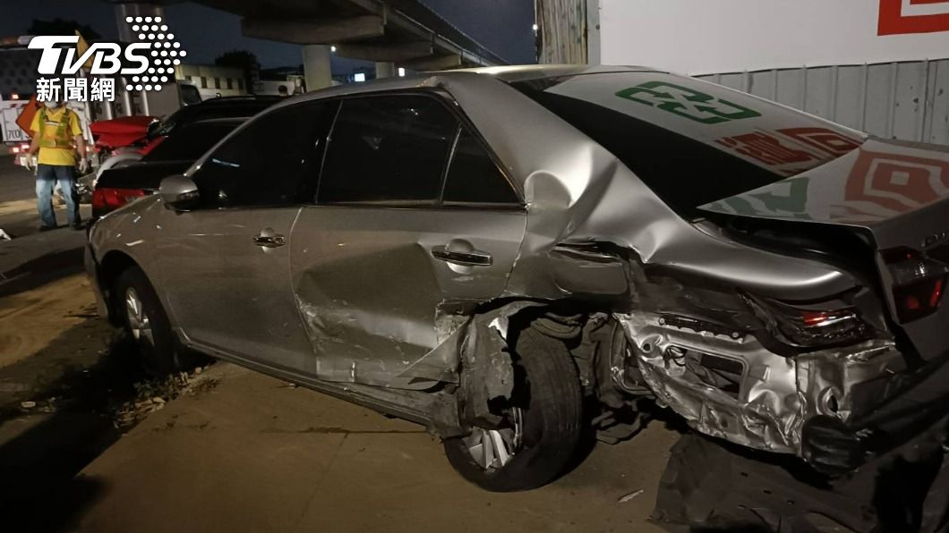 濱江街失控連環撞!二汽車「閃車」猛撞 毀16車、1人傷