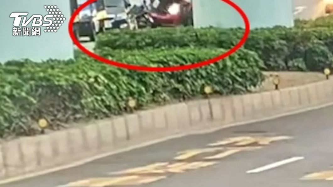 車輛失控撞上路邊車輛。(圖/TVBS)