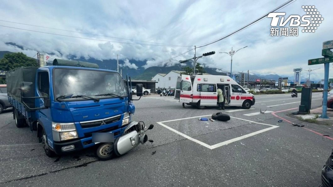 逆向騎車才被人拍下！　8旬翁1分鐘後遭貨車撞上身亡