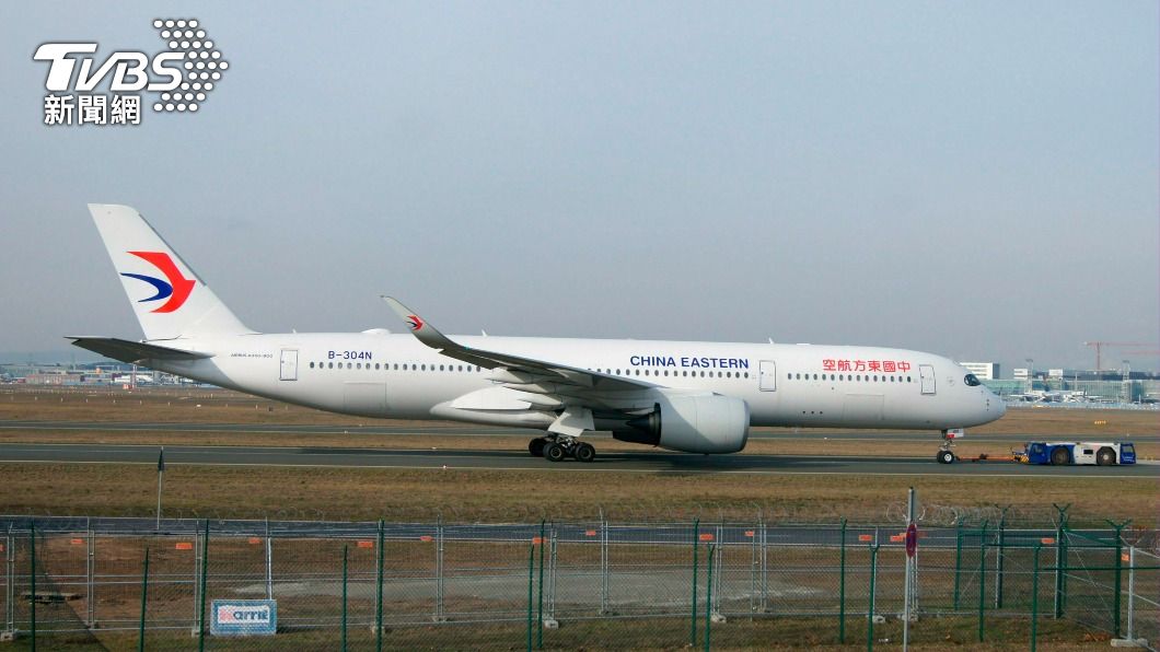 東方航空現役A350客機停靠在法蘭克福機場。（圖/達志影像美聯社）