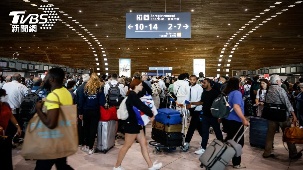 巴黎戴高樂機場航班大亂，旅客塞爆大廳。（圖／達志影像美聯社）