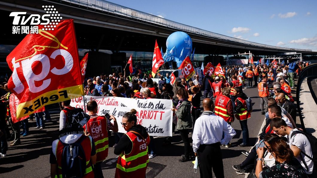地勤人員走上街頭，要求企業幫所有人每個月加薪300歐元。（圖／達志影像美聯社）