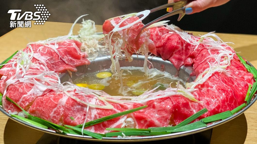 日本和牛推推鍋以帽子鍋盛裝。(圖/葉韋辰攝)