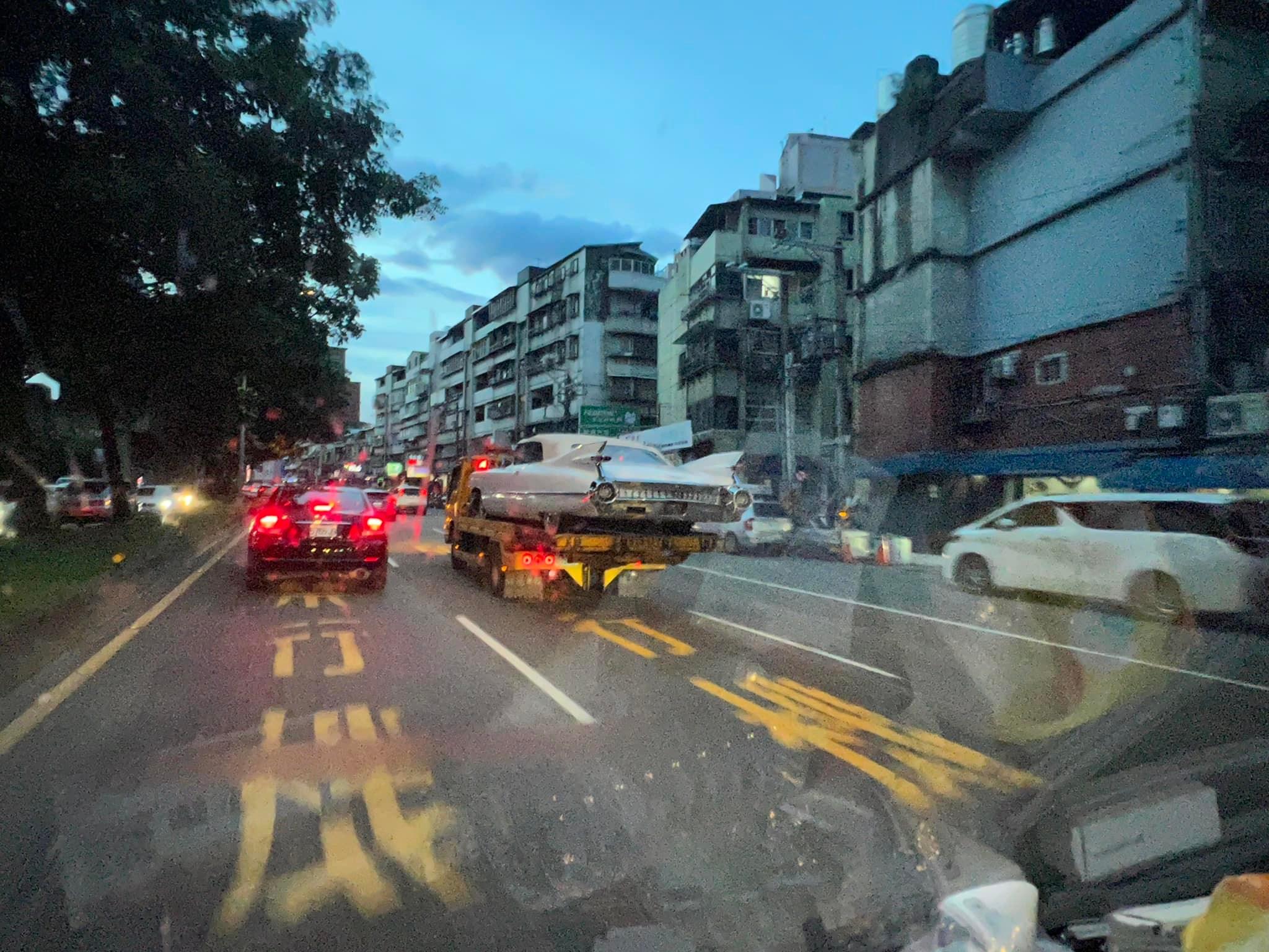 台北街頭直擊罕見的凱迪拉克古董車。(圖/翻攝自爆廢公社)