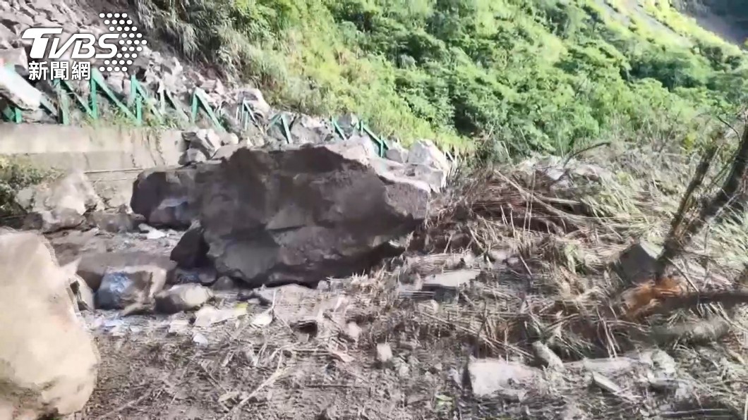 苗栗南庄神仙谷道路坍方。（圖／TVBS）