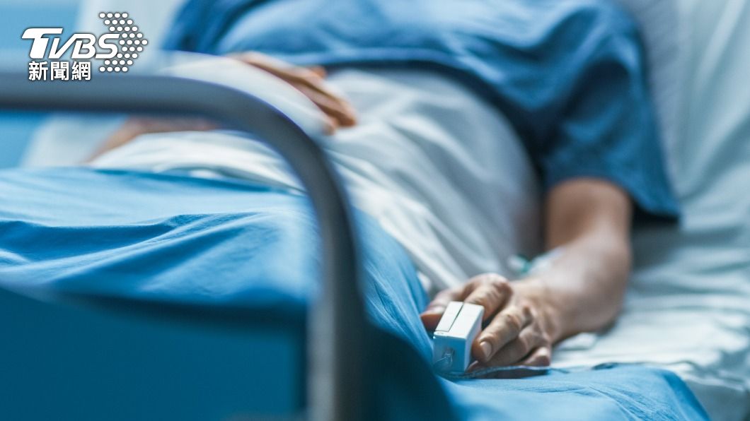 首名死者是100歲的女患者,有慢性疾病、長期臥床需人護理。(示意圖/shutterstock達志影像)