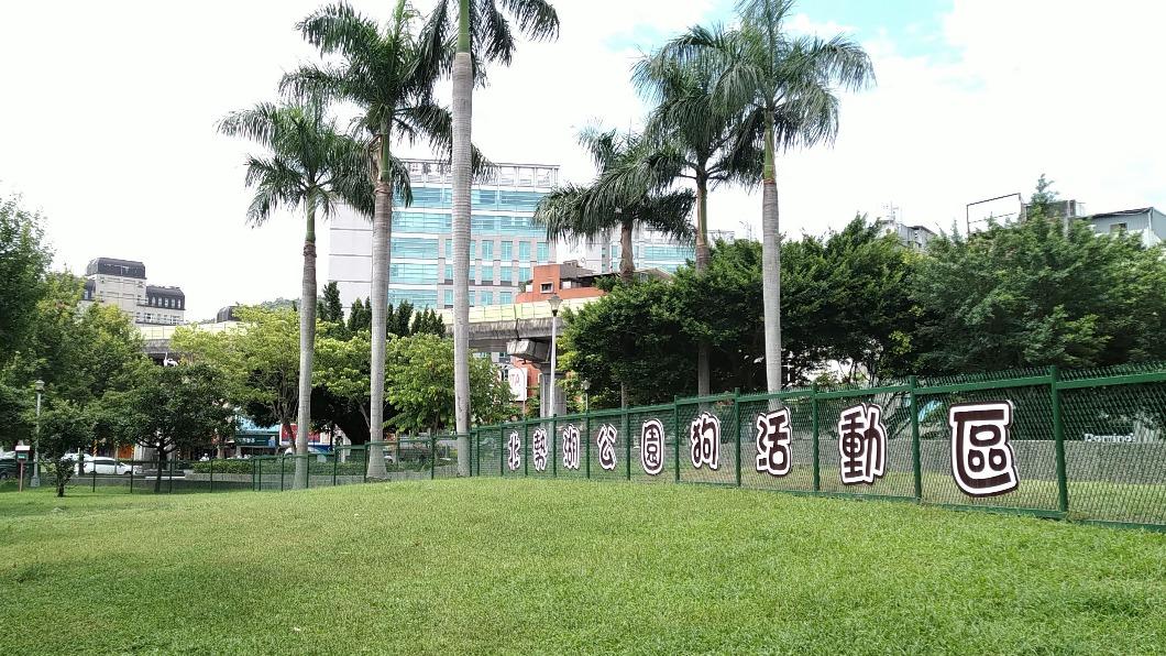 民眾如果想讓寵物自由奔跑建議可以到寵物活動區。(圖為北勢湖公園狗活動區/翻攝自台北市動保處官網)