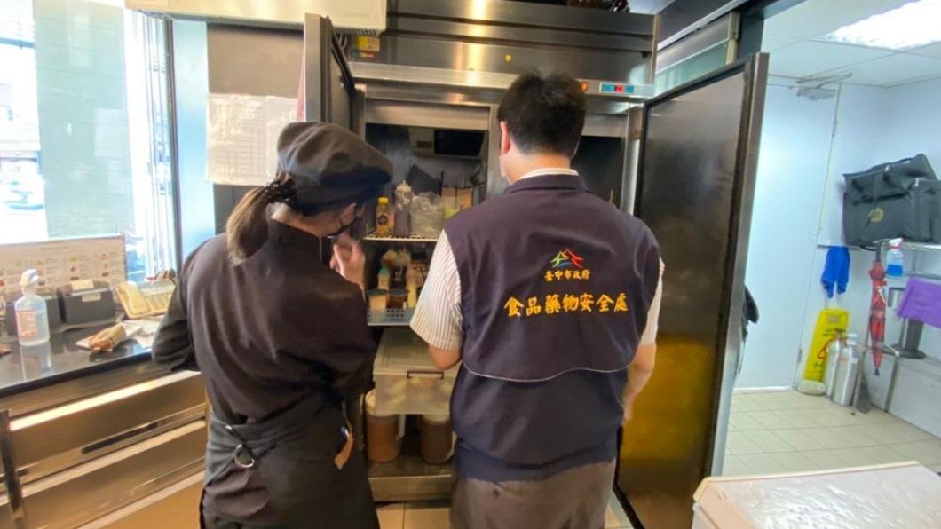 天氣熱？蛋糕店員工爆「穿鞋進冰箱」　未改善最高罰2億