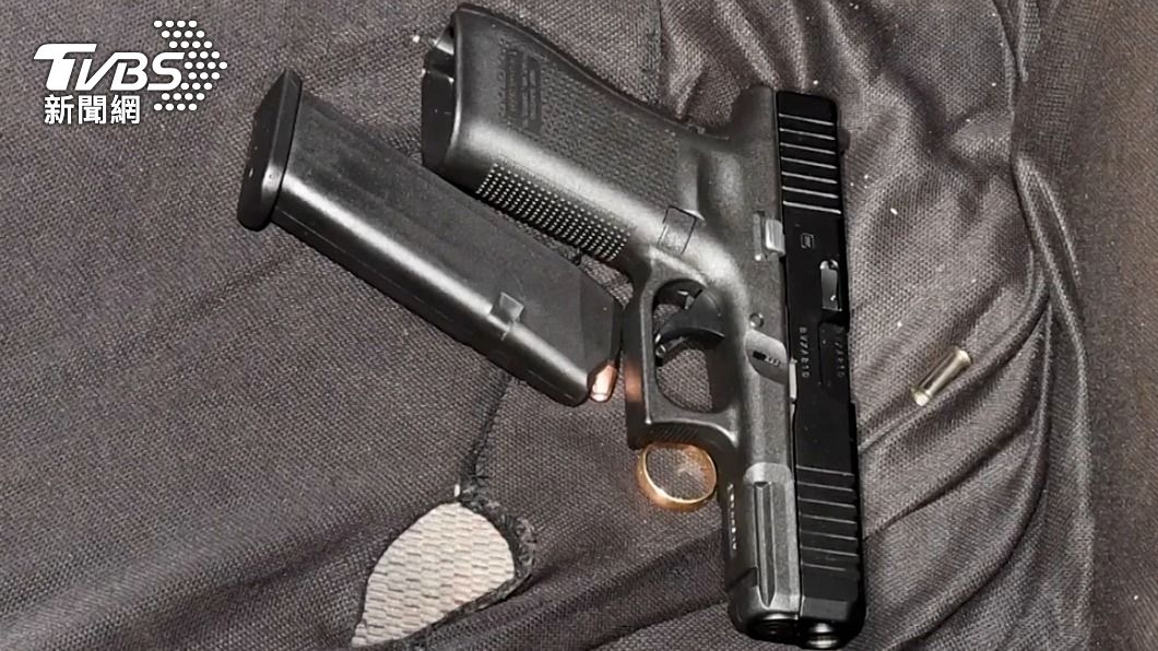 警方在沃克汽車的駕駛座上發現一把手槍跟一枚金戒指。(圖/達志影像路透社)