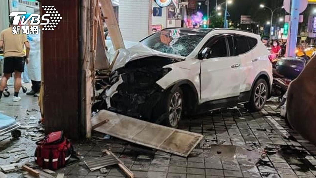 搶快違規!小黃撞對向車害失控衝騎樓 11車毀6人傷