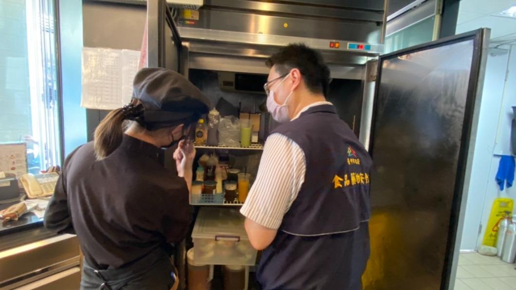 食安處要求業者在一週內改善,否則將開罰。(圖/台中市衛生局提供)