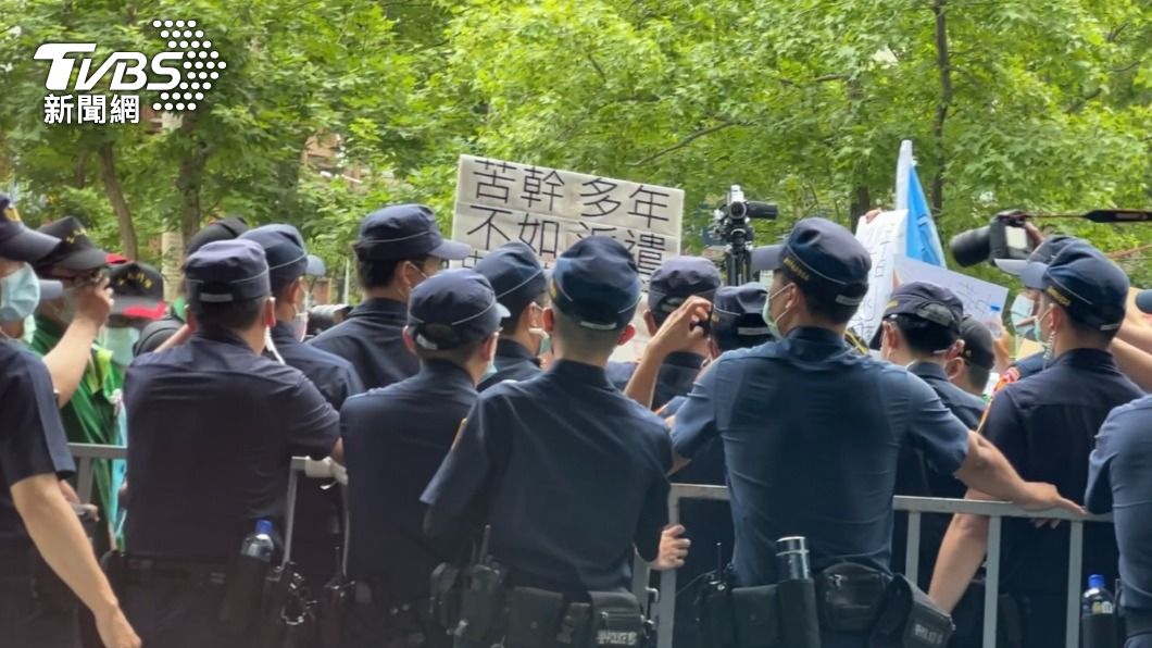 差點失控!中華快遞罷工抗議低薪 險衝交通部爆推擠