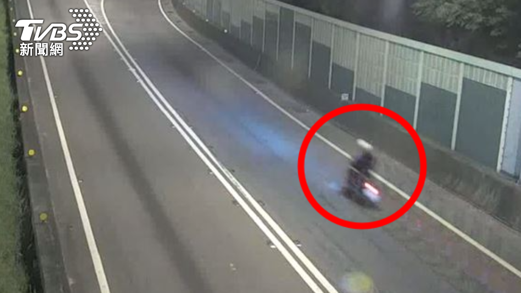 高公局監視器拍下機車騎上國道。(圖/TVBS)
