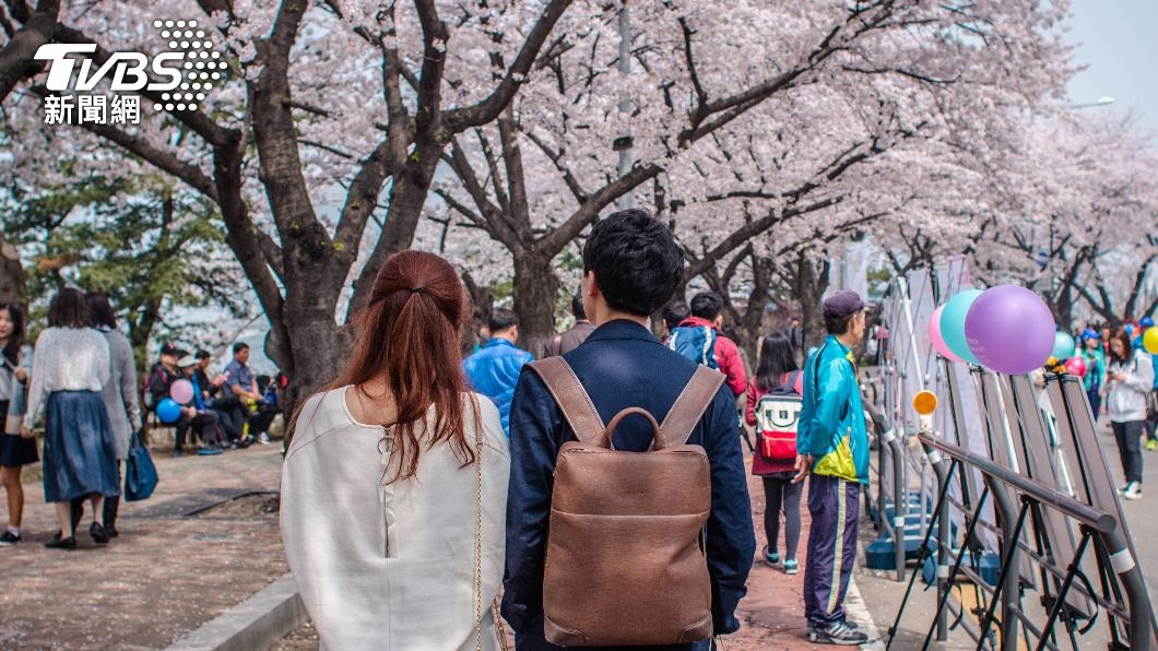 專家指出晚婚、不婚都是「袋鼠族」增加的原因。(示意圖/shutterstock 達志影像)