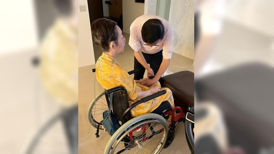 只剩32kg!扁幫吳淑珍測血氧 陳致中貼照:老夫老妻不離不棄