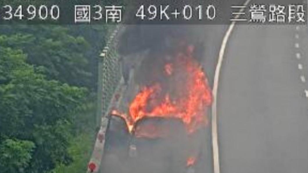 開到一半車斗冒煙!國道三號小貨車自燃成火球 4人急逃