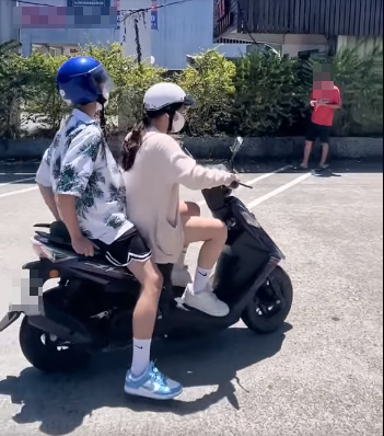 影片中可看到她騎車過程一路搖搖晃晃。（圖／翻攝自爆廢公社臉書）
