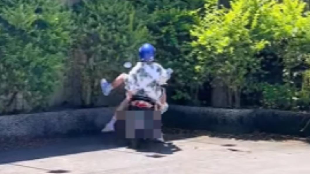 完了芭比Q了!妹子學騎車突失控暴衝 網讚:後座是真愛