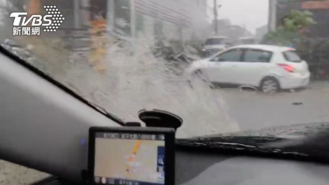 台北社子島附近道路積水。(圖/TVBS)