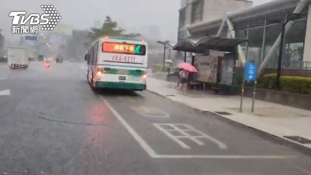 迴龍捷運站外人行道積水嚴重。(圖/TVBS)