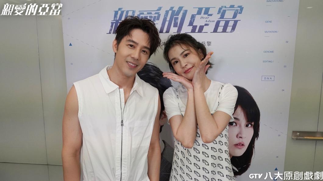 胡宇威（左）、曾沛慈直播回答粉絲提問。（圖／八大電視提供）