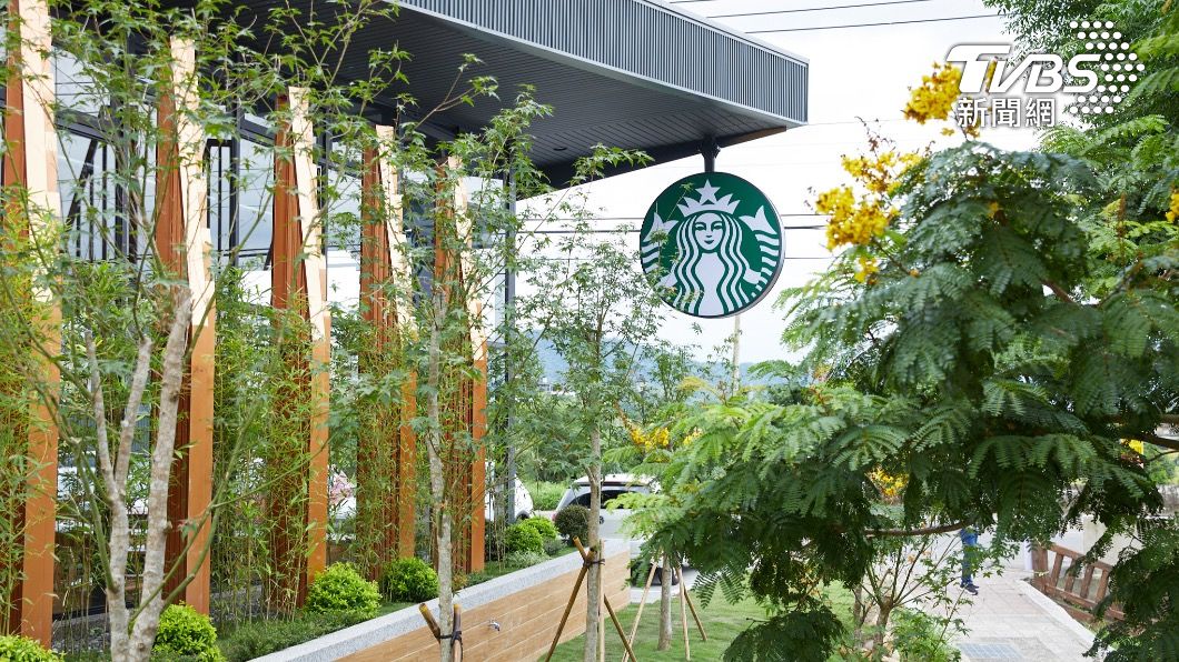 在竹林喝咖啡！星巴克芎林門市開幕　推「花生抹茶蛋糕」