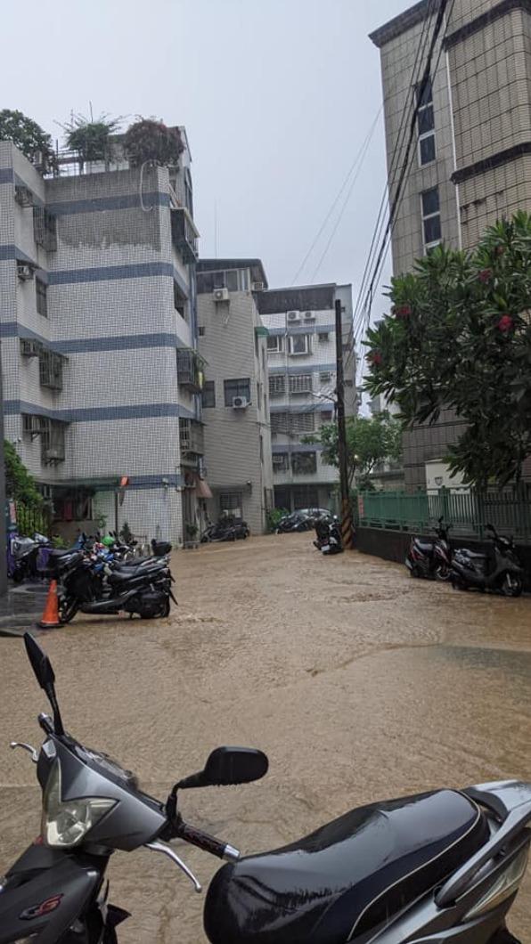 五股道路出現黃泥水。(圖/翻攝自我是五股人 臉書)