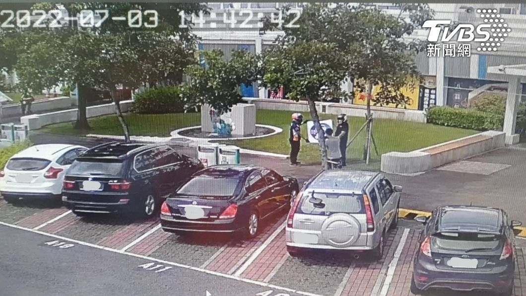 沒人管?重機騎士國道拉布條 警還原:開車上去換的