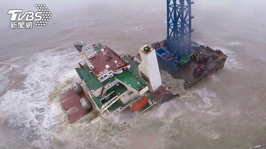 一截船身在事發後在海面上載浮載沉。(圖/達志影像路透社)