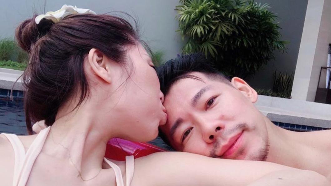 師丈選在結婚周年用11朵白色玫瑰給KIMIKO驚喜。（圖／翻攝自KIMIKO IG)