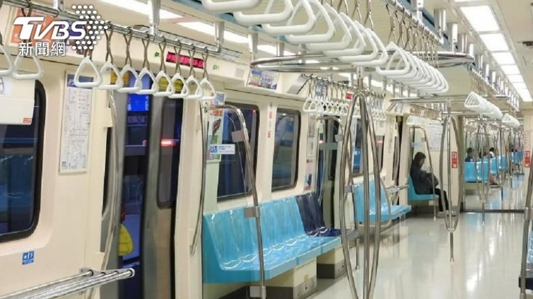 「布鞋挖洞」塞錄影機!男躲北捷偷拍女乘客 被路人抓包