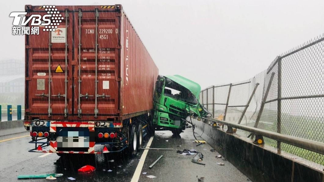 大雨釀禍?曳引車台61線打滑自撞 車頭180度翻轉
