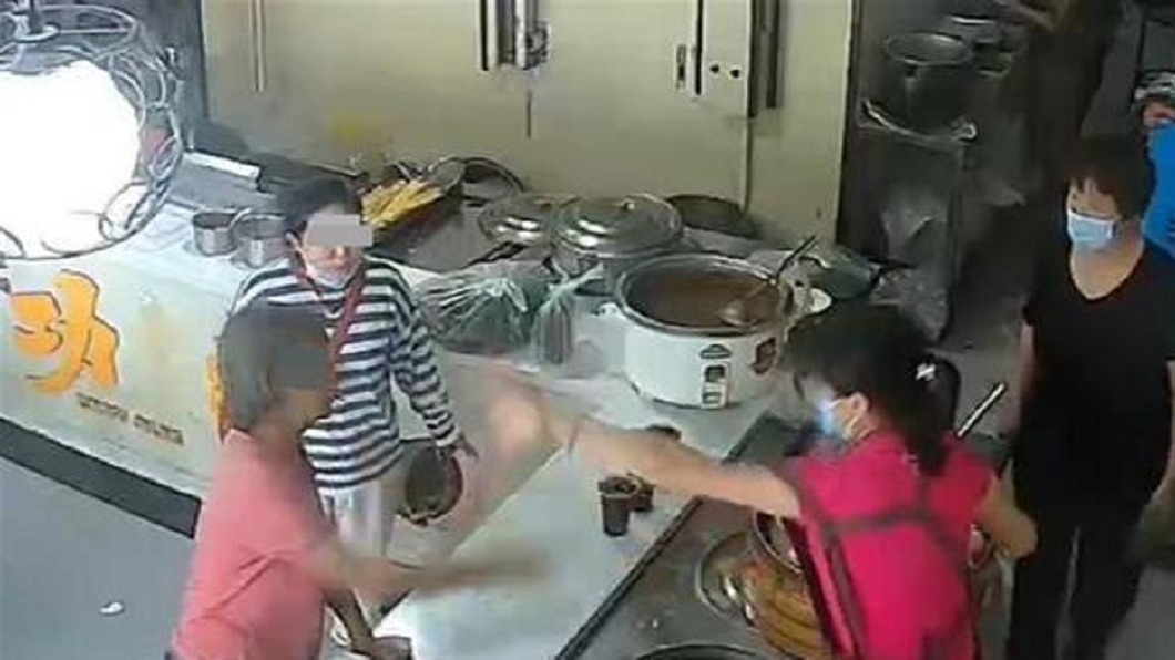 拿免費包子還嫌外皮破! 陸嬤「要求換包」被拒怒砸店員