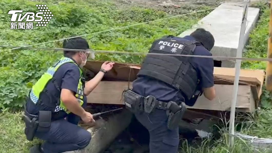 員警到水溝附近找尋被害人物品。(圖/TVBS)