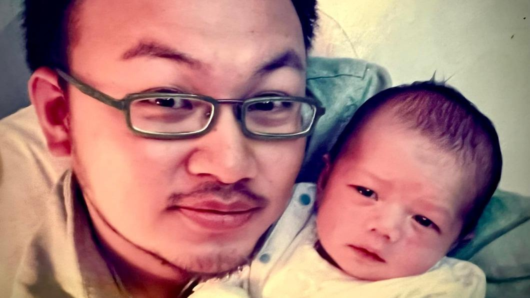 劉亮佐昨在臉書上貼出19年前自己抱著剛滿月兒子劉子銓的照片。（圖／翻攝自劉亮佐臉書）