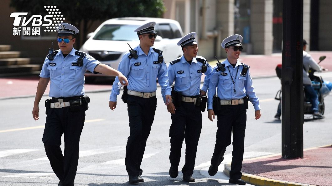 正在執行巡邏任務的上海交通警察。(圖/達志影像美聯社)