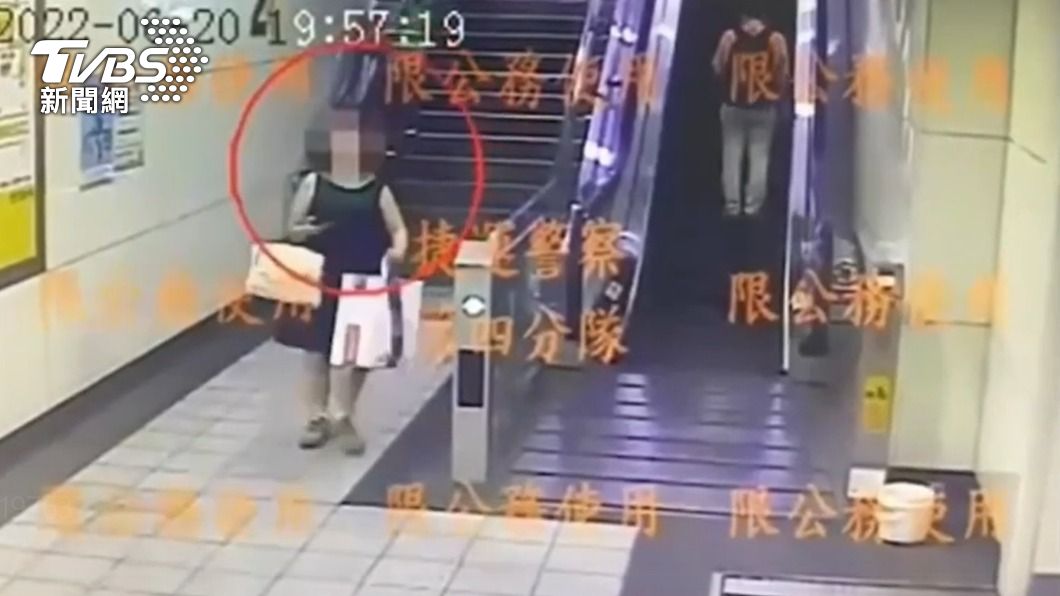 監視器拍下蔡女進入捷運站的身影。（圖／TVBS）