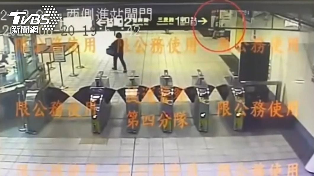 監視器拍下蔡女將牛皮紙袋丟進垃圾桶中。（圖／TVBS）
