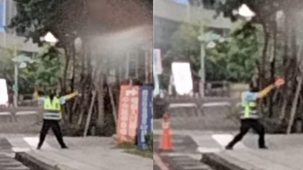 每當有車子要進入停車場時，該保全都會拿著指揮棒浮誇的擺動手臂。（圖／翻攝自爆料公社）