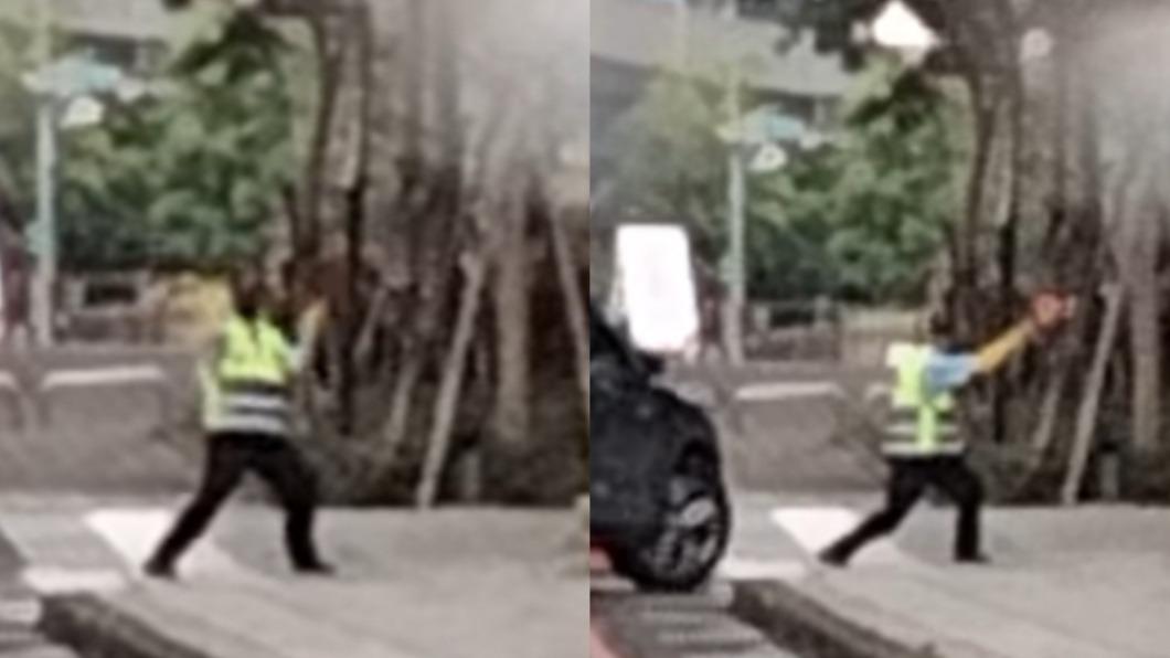 不只上半身，腳步也會配合動作，跨出超大弓箭步指引車輛入場。（圖／翻攝自爆料公社）
