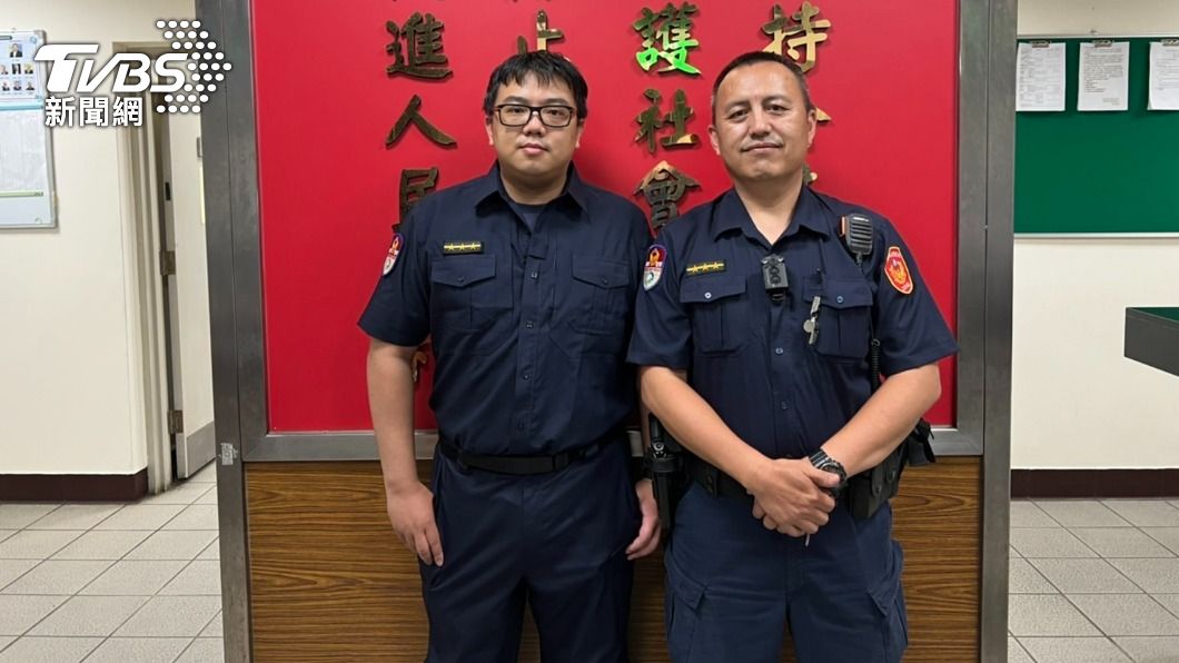 警員潘世諺（左）、蘇楷富（右）幫助失主找回30萬現金。（圖／TVBS）