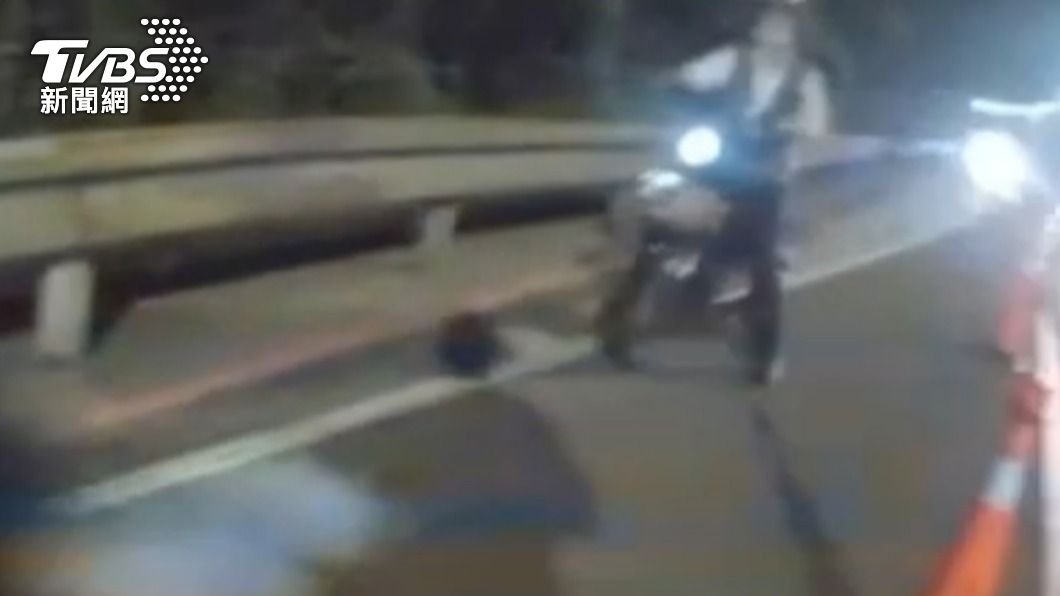 趙姓男子酒後騎乘電動自行車行經路檢點。（圖／TVBS）