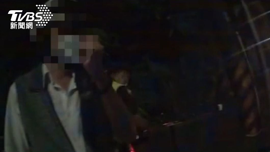 趙男的酒測值超標,向警方要求再測一次。(圖/TVBS)