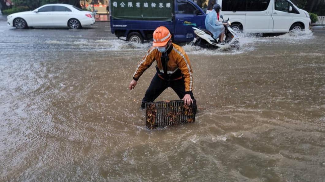 雨彈狂炸還打雷!林口道路積黃泥水 部分號誌燈故障