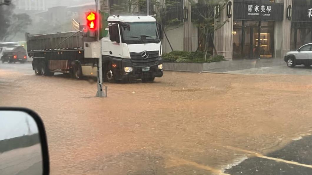 道路蓄積黃泥水。（圖／翻攝自林口大家庭 臉書）