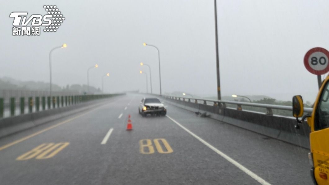 疑午後大雨釀禍！BMW打滑失控撞護欄　駕駛幸運無傷